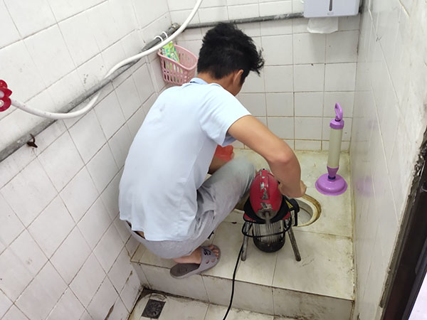 沙依巴克管道堵塞冒臭气 专业师傅现场解决问题