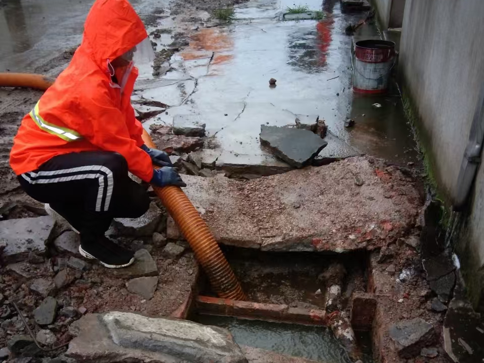 沙依巴克专业清理污水池 炜誉市政以规范流程守护城市 “肠道”