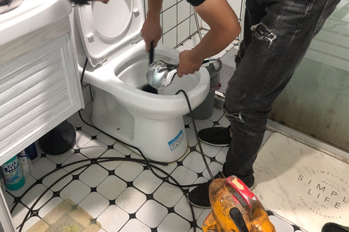 沙依巴克马桶堵塞自己疏通还是找师傅?专业上门服务让你省时更省心